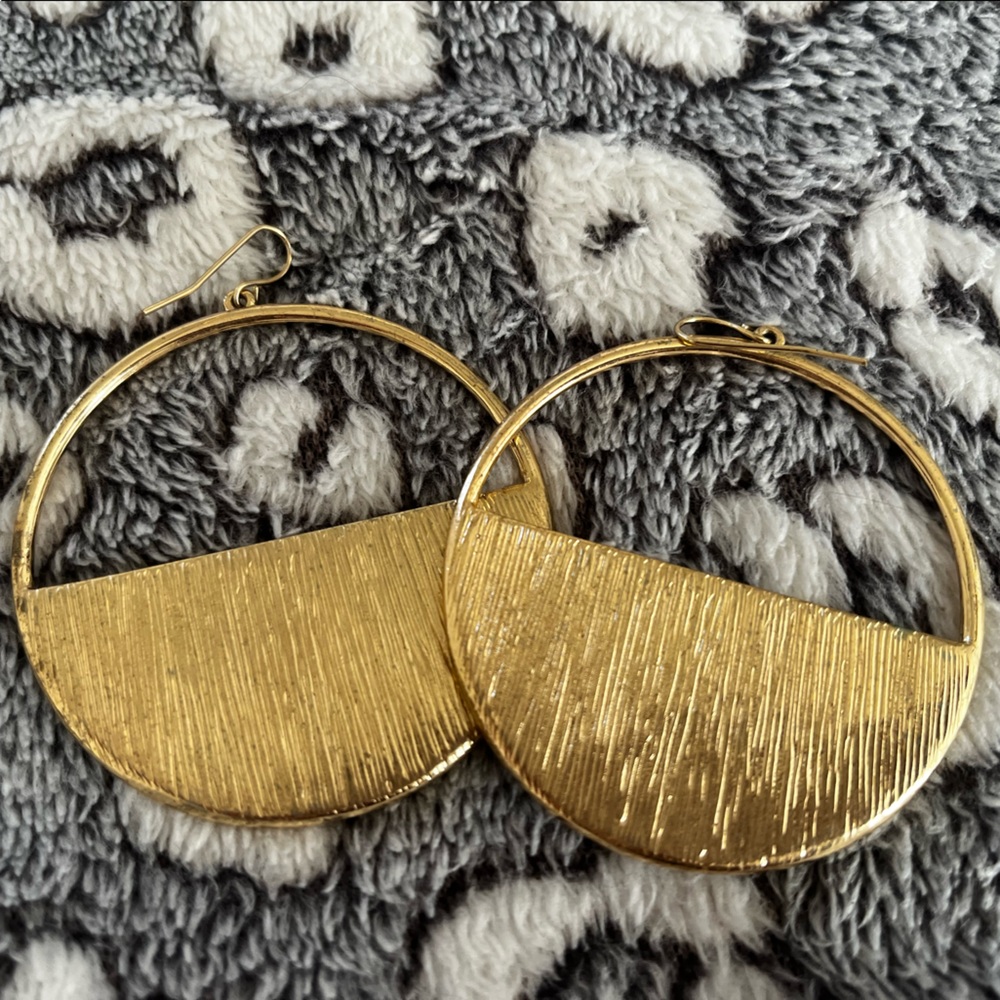 Gold circle hoop earrings